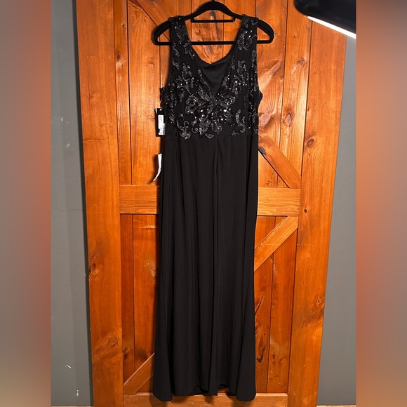 Betsy and Adam gown size 22 new with tags - Picture 2 of 5